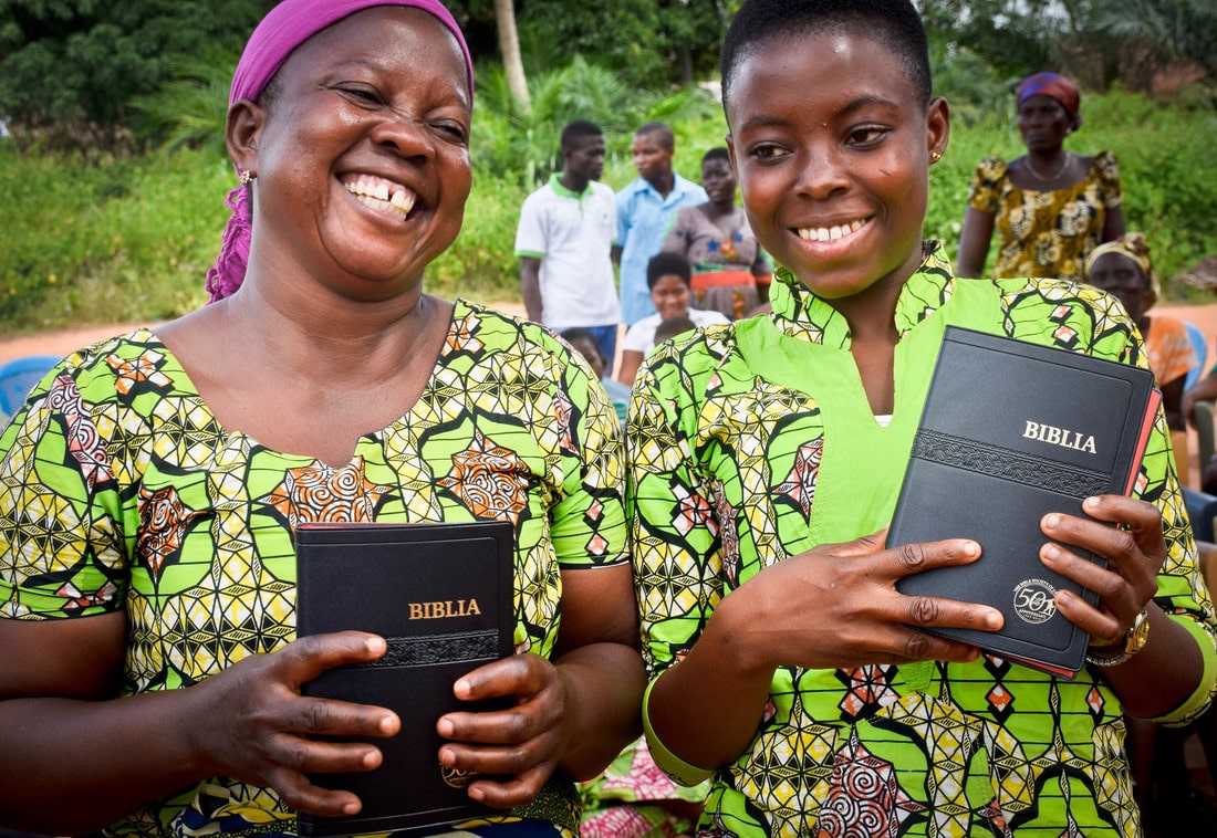 Ghana women with Bibles